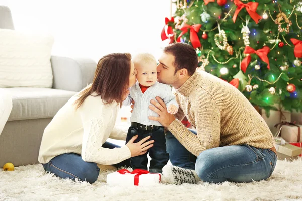 Natale ritratto di famiglia in casa soggiorno vacanza — Foto Stock