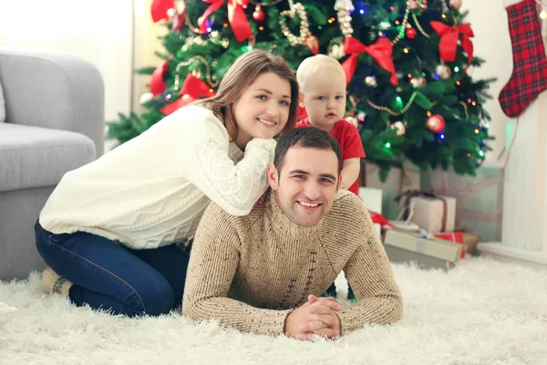 Retrato familiar de Navidad en casa sala de estar de vacaciones —  Fotos de Stock