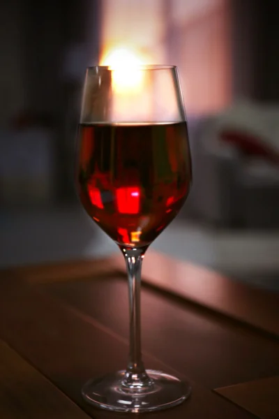 Verre de vin rouge sur fond flou — Photo