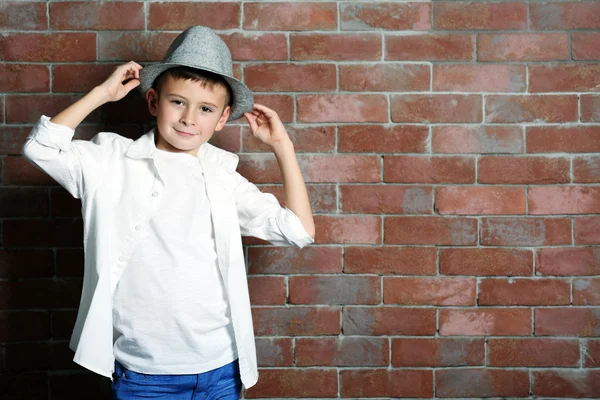 Niedlicher kleiner Junge — Stockfoto