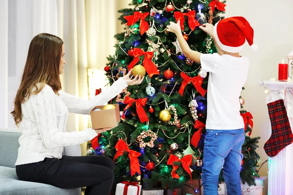 Moeder Met Zoon Christmas Tree Decoreren — Stockfoto