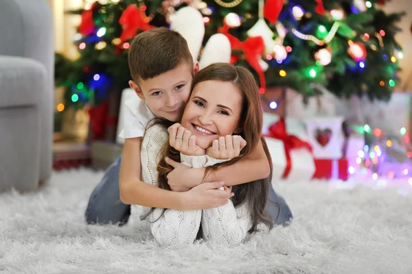 Mamma med son nära julgran — Stockfoto