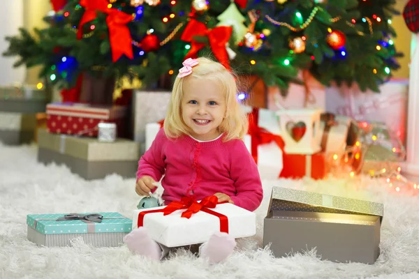 Fille drôle avec des boîtes-cadeaux — Photo