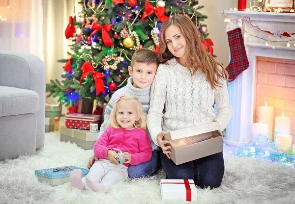 Madre Con Figlia Figlio Vicino All Albero Natale — Foto Stock