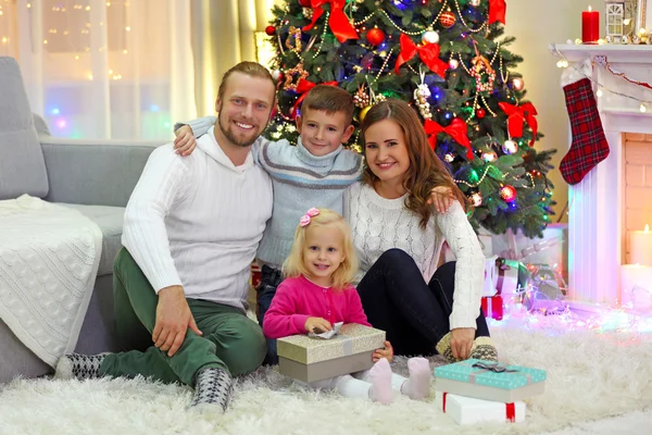 Família de Natal na sala de estar de férias — Fotografia de Stock