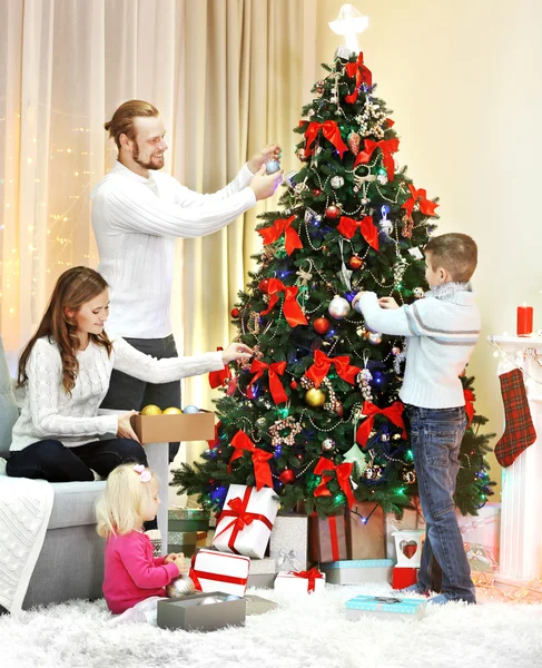 Οικογένειας Που Διακοσμεί Χριστουγεννιάτικο Δέντρο Στο Σπίτι Διακοπών Σαλόνι — Φωτογραφία Αρχείου
