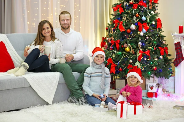 Noel aile tatil oturma odasında — Stok fotoğraf