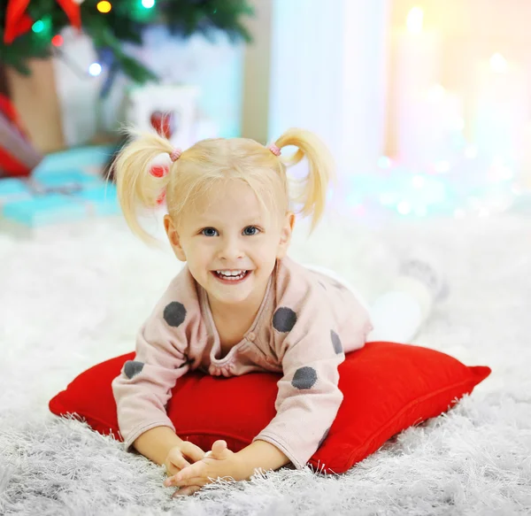 Menina engraçada na sala de Natal — Fotografia de Stock