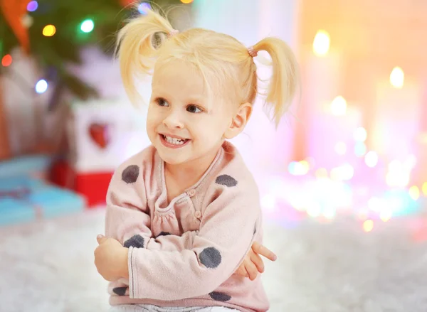 Funny girl v vánoční pokoj — Stock fotografie