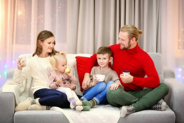 Christmas familj i holiday living room — Stockfoto