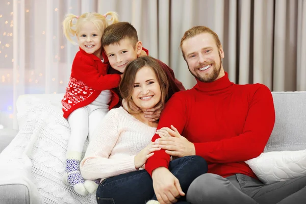 Familia de Navidad en el salón de vacaciones — Foto de Stock