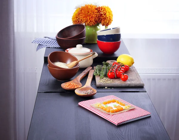 Барвистий посуд з продуктами — стокове фото