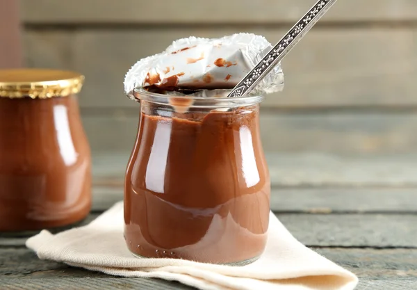 Sobremesa de chocolate em um pequeno jarro de vidro — Fotografia de Stock