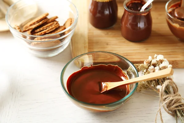 Chocolate derretido en tazón de vidrio — Foto de Stock