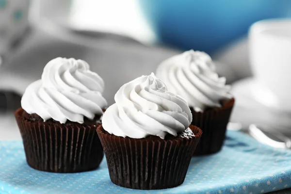 Heerlijke chocolade cupcakes met room — Stockfoto
