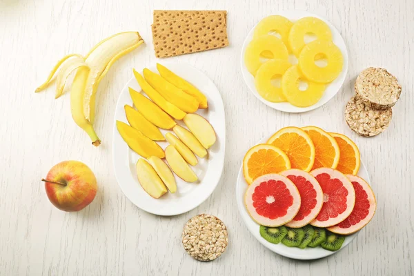 軽い木製の背景に果物。健康的な食事の概念. — ストック写真