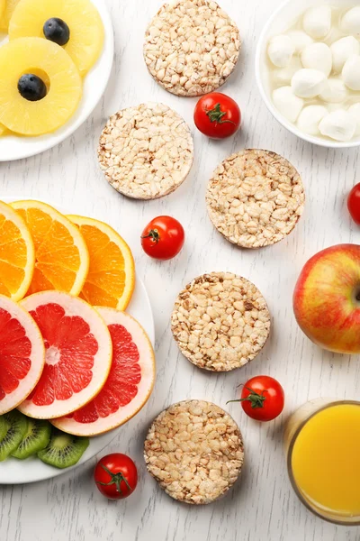 Groenten en fruit op lichte houten achtergrond. gezond eten concept. — Stockfoto