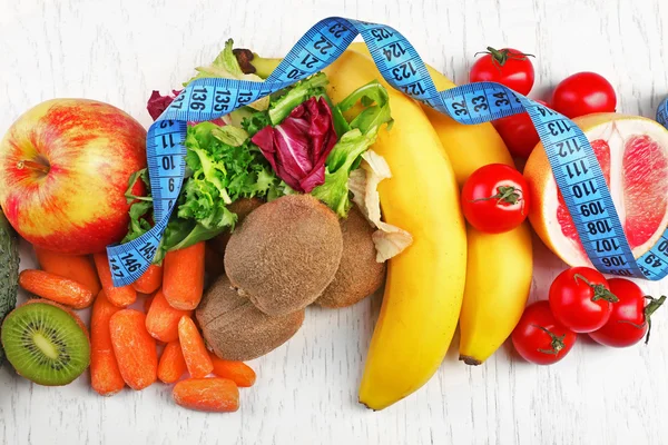 Meyve, sebze ve ölçüm bandı — Stok fotoğraf