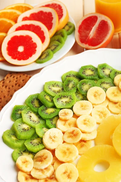 Frutas sobre fondo de madera. — Foto de Stock