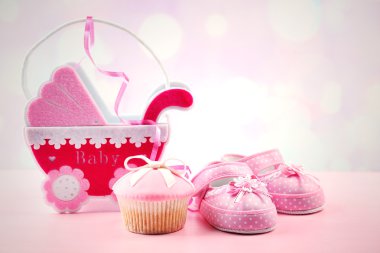 Yay ve Bebek Ayakkabı, renkli arka plan üzerinde dekoratif bebek arabası ile lezzetli kek