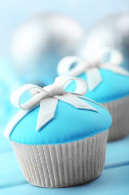 Lezzetli kek Noel oyuncaklar renk ahşap arka plan üzerinde ve yayla