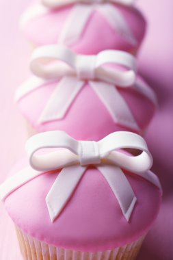 Renk ahşap arka plan üzerinde yay ile lezzetli kek