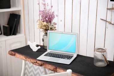 Modern iş yeri için tasarımcı tuğla duvar arka plan üzerinde