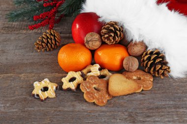 Noel hediyeleri ile dolu Noel Baba şapkası