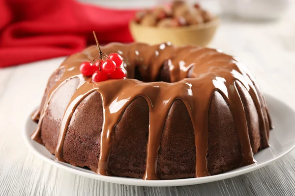 Pastel de chocolate con bayas de árbol de nieve —  Fotos de Stock