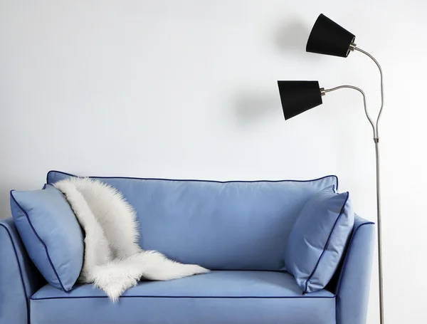 Vackra moderna vardagsrum med blå soffa och golvlampa — Stockfoto