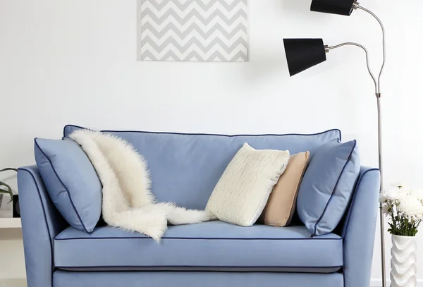 Schönes modernes Wohnzimmer mit blauem Sofa und Stehlampe — Stockfoto