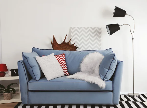 Vackra moderna vardagsrum med blå soffa och golvlampa — Stockfoto