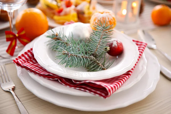 Louça chata em uma mesa de Natal — Fotografia de Stock