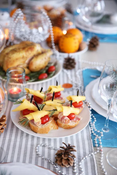 クリスマスのテーブルの上の食器 — ストック写真