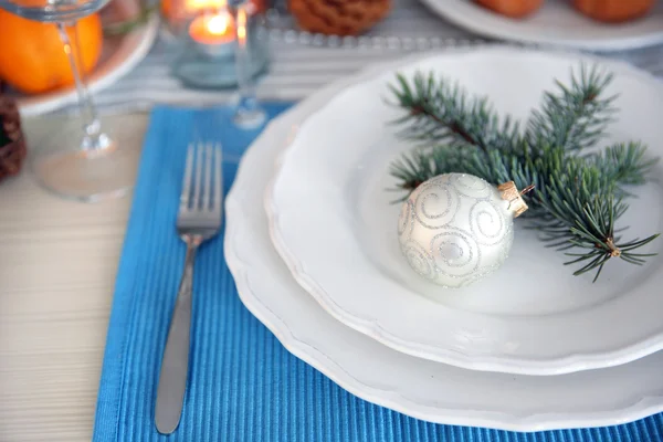 Посуда на рождественском столе, крупным планом — стоковое фото