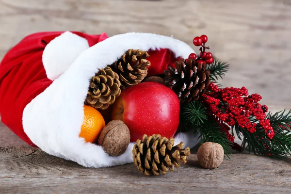 Santa sombrero lleno de regalos de Navidad — Foto de Stock