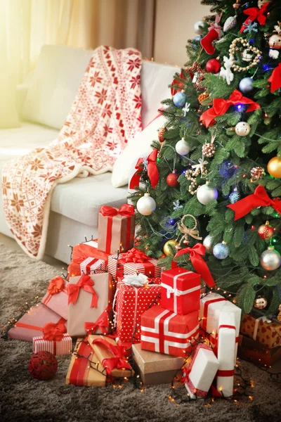 Regali di Natale sotto l'abete — Foto Stock