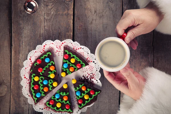 Tasty cake and cup of coffee in female hands — Stock Photo, Image