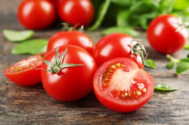 Ahşap masa üzerinde Fesleğenli domates yakın çekim