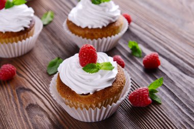 Lezzetli kek çilek ve ahşap masa üzerinde taze nane ile yakın çekim