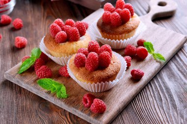 Lezzetli kek çilek ve ahşap masa üzerinde taze nane ile yakın çekim