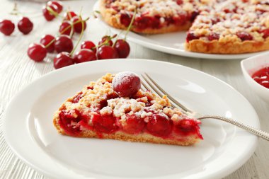 Kiraz tablo ile lezzetli ev yapımı pasta yakın çekim