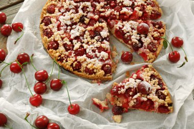 Kiraz tablo ile lezzetli ev yapımı pasta yakın çekim