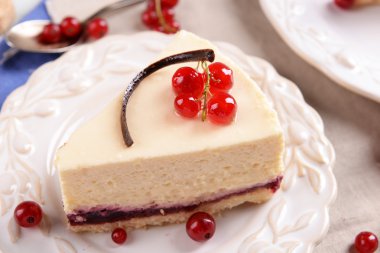 Çilek tablo ile lezzetli peynirli kek yakın çekim