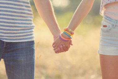 Mutlu çift el ele tutuşuyor.