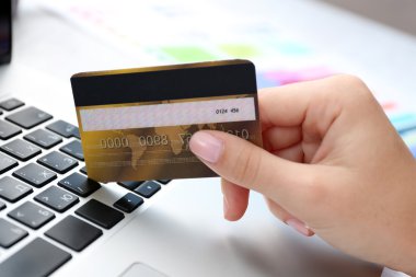Internet alışveriş için kavram: laptop ve kredi kartı ile el