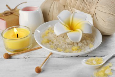 Beyaz ahşap zemin üzerine spa kompozisyonu