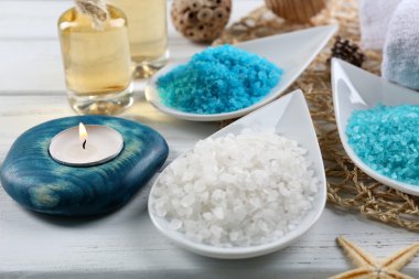 Güzel spa uygulamaları bir şekilde dekore edilmiş ahşap zemin üzerine