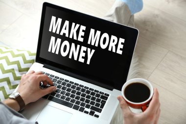 Dizüstü bilgisayarla çalışan adam 