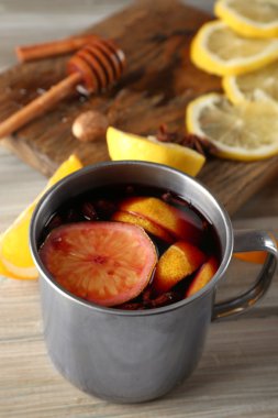 Bir kupa ile turuncu ahşap arka plan üzerinde mulled şarap yakın çekim